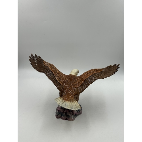 315 - A Beswick No. 1018 Bald Eagle figurine - approx. 20cm high x 32cm wide