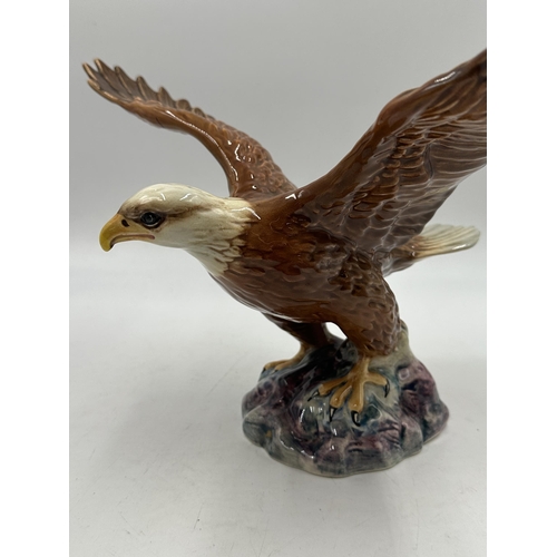 315 - A Beswick No. 1018 Bald Eagle figurine - approx. 20cm high x 32cm wide