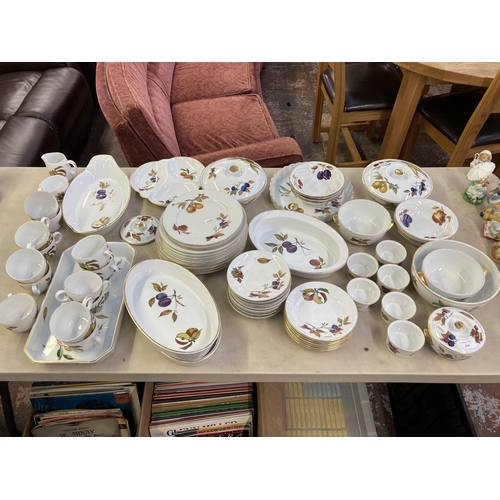 356 - A collection of Royal Worcester Evesham pattern dinnerware