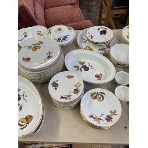 356 - A collection of Royal Worcester Evesham pattern dinnerware