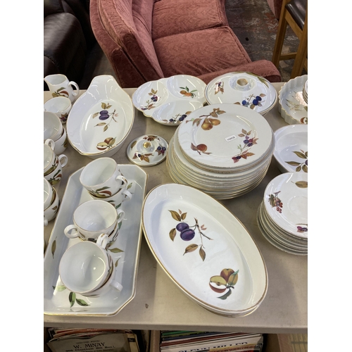 356 - A collection of Royal Worcester Evesham pattern dinnerware