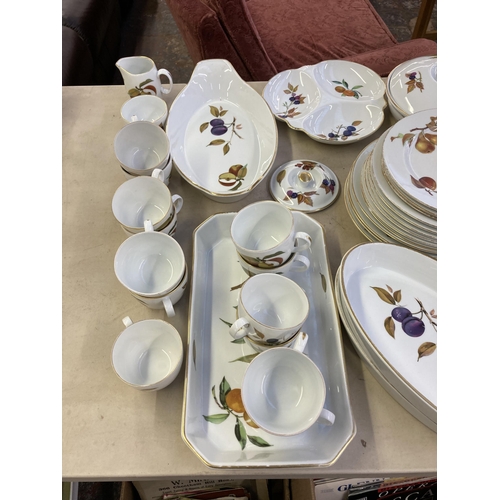 356 - A collection of Royal Worcester Evesham pattern dinnerware