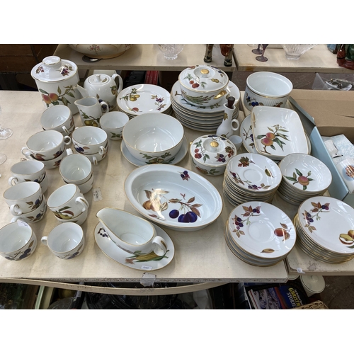 377 - A collection of Royal Worcester Evesham pattern dinnerware