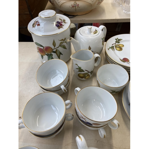 377 - A collection of Royal Worcester Evesham pattern dinnerware