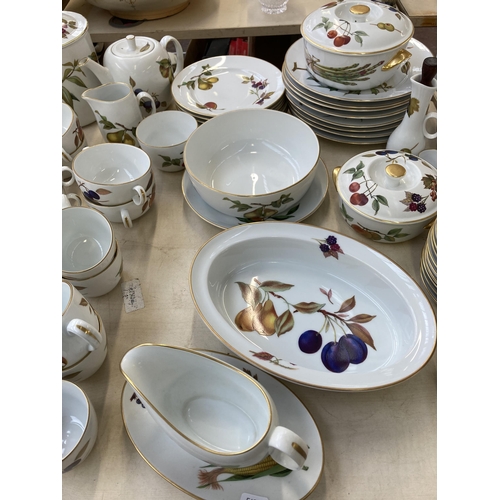 377 - A collection of Royal Worcester Evesham pattern dinnerware