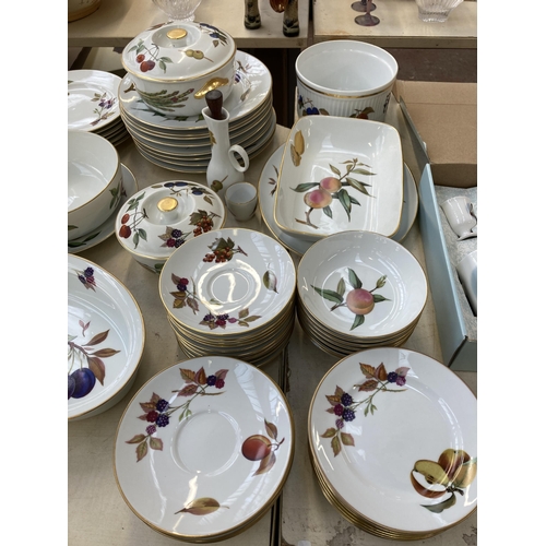 377 - A collection of Royal Worcester Evesham pattern dinnerware