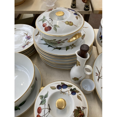 377 - A collection of Royal Worcester Evesham pattern dinnerware