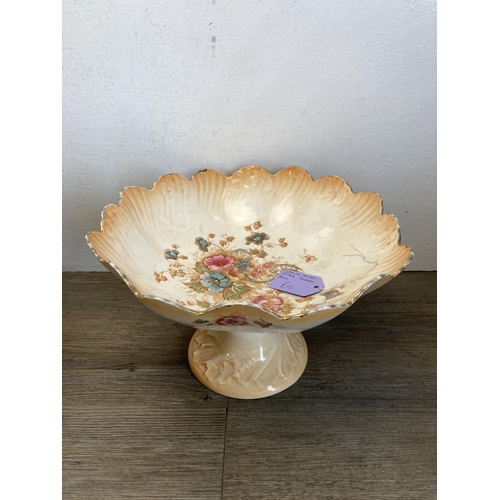 400 - A collection of Blush Ivory pottery to include Crown Devon Fieldings circular bowl with silver plate... 