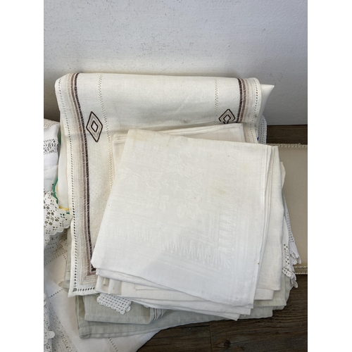 484 - A collection of vintage table linen