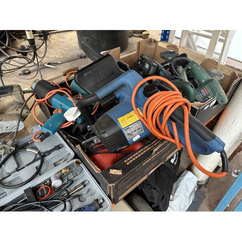 883 - A collection of power tools to include Workzone KSE 2300 chainsaw, Bosch PST 50E jigsaw, Bosch PSS 2... 