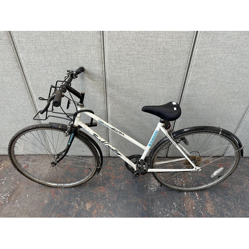 850 - A Town & Country hybrid bike