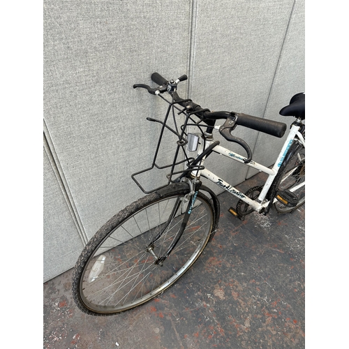 850 - A Town & Country hybrid bike