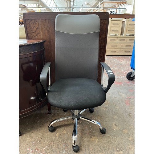 15A - A modern grey leatherette and mesh swivel office desk chair