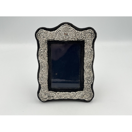 2261 - An R. Carr of Sheffield hallmarked sterling silver photo frame, dated 1984 - approx. 14cm high x 10c... 