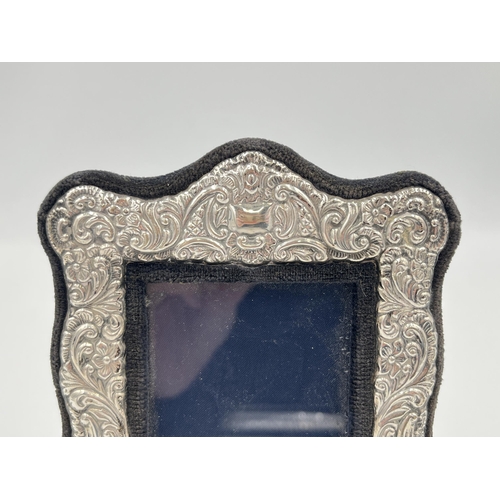 2261 - An R. Carr of Sheffield hallmarked sterling silver photo frame, dated 1984 - approx. 14cm high x 10c... 