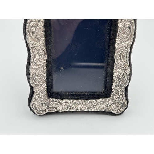 2261 - An R. Carr of Sheffield hallmarked sterling silver photo frame, dated 1984 - approx. 14cm high x 10c... 