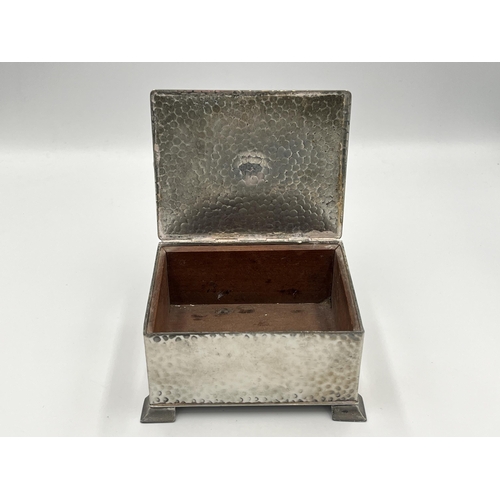 2294 - An early 20th century Civic Pewter No. 1640 hammered pewter novelty golf club and ball cigarette box... 