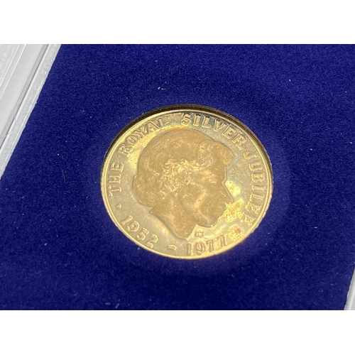 2315 - A 1952-1977 Queen Elizabeth II Silver Jubilee 9ct gold commemorative medal - approx. gross weight 2.... 