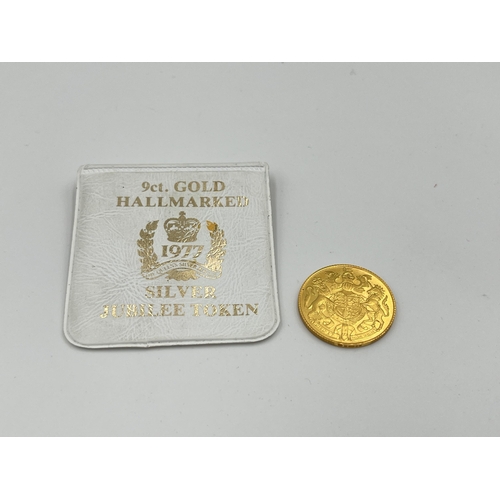 2316 - A hallmarked 9ct gold 1977 Silver Jubilee token with certificate - approx. gross weight 5g