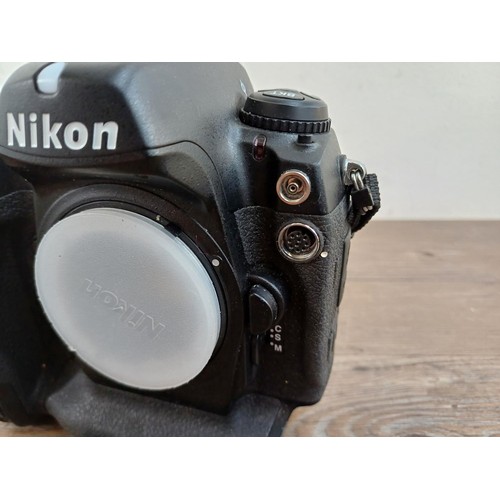 624 - A Nikon D2X 12.4mp DSLR camera body with MH-21 charger