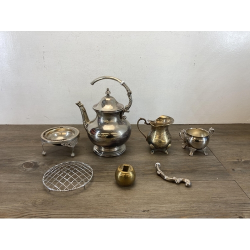 420 - A collection of metalware to include brass measuring jugs, mid 20th century EPNS tea and coffee set ... 