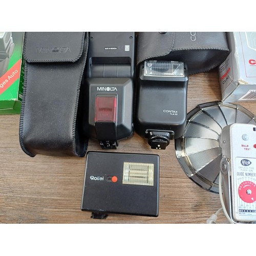 640 - A large collection of flashes to include Rollei, Contax TLA20, Minolta Program 3600HSD, boxed Contax... 