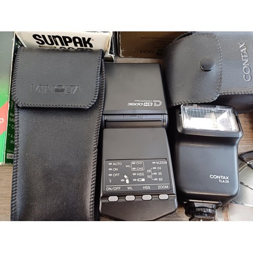 640 - A large collection of flashes to include Rollei, Contax TLA20, Minolta Program 3600HSD, boxed Contax... 