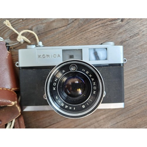 644 - A collection of vintage cameras to include Konica Auto S2, Coronet Viscount, Braun Paxette and Paxin... 