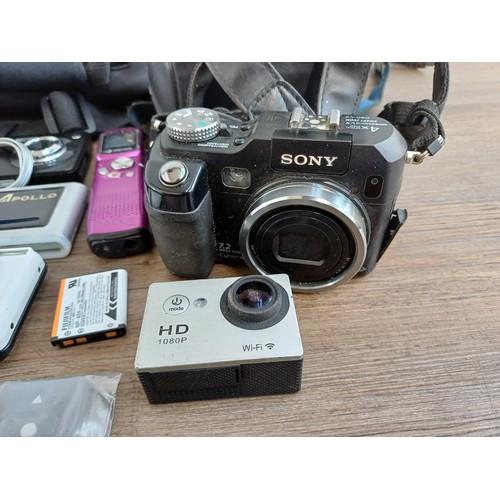 652 - A collection of digital cameras and accessories to include Sony Cyber-shot 7.2mp, Fujifilm FinePix, ... 