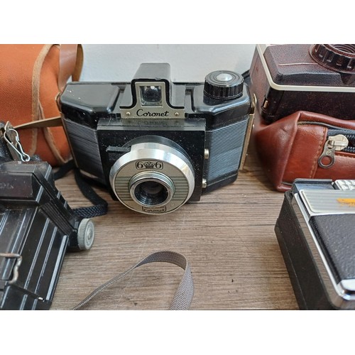 663 - A collection of vintage cameras to include Univex Model A, bakelite Coronet 6-6 for 120 film, Corone... 