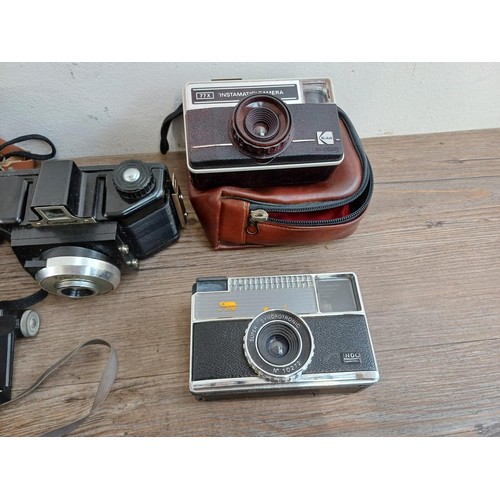 663 - A collection of vintage cameras to include Univex Model A, bakelite Coronet 6-6 for 120 film, Corone... 