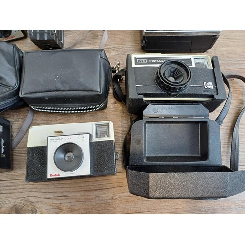 663 - A collection of vintage cameras to include Univex Model A, bakelite Coronet 6-6 for 120 film, Corone... 