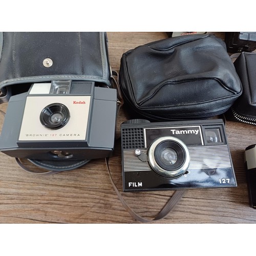 663 - A collection of vintage cameras to include Univex Model A, bakelite Coronet 6-6 for 120 film, Corone... 