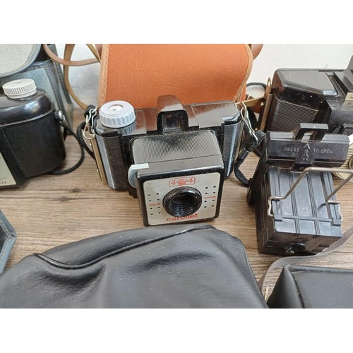 663 - A collection of vintage cameras to include Univex Model A, bakelite Coronet 6-6 for 120 film, Corone... 