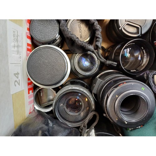 667 - A collection of lenses to include Minolta, Tamron, Sigma etc.