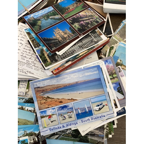 521 - A large collection of vintage postcards