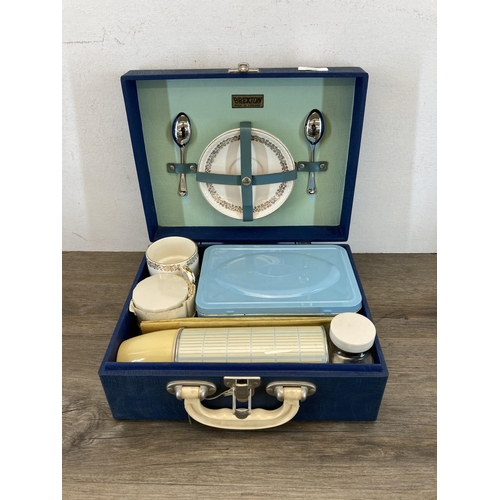 546 - A mid 20th century Brexton picnic set