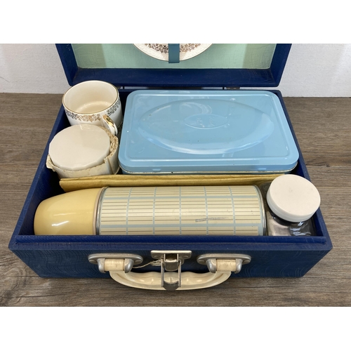 546 - A mid 20th century Brexton picnic set