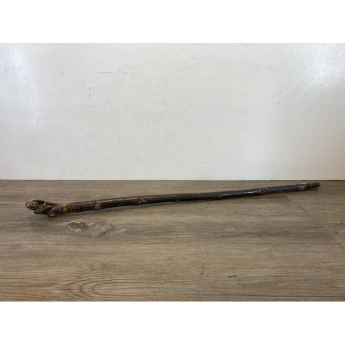 554 - A vintage Oriental carved wooden figural topped walking cane - approx. 90cm high