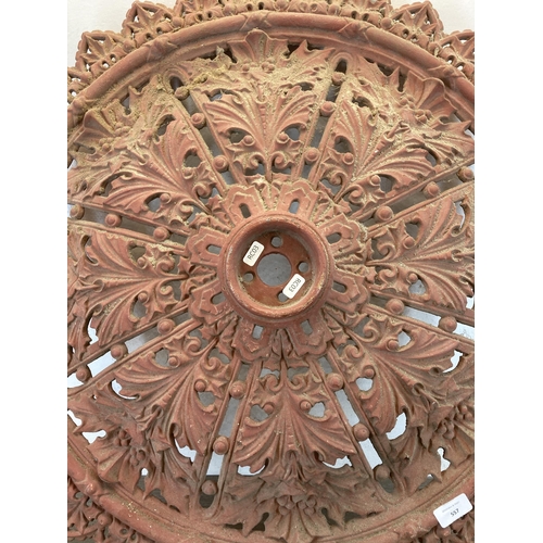 557 - A Victorian cast iron ceiling rose - approx. 76cm diameter