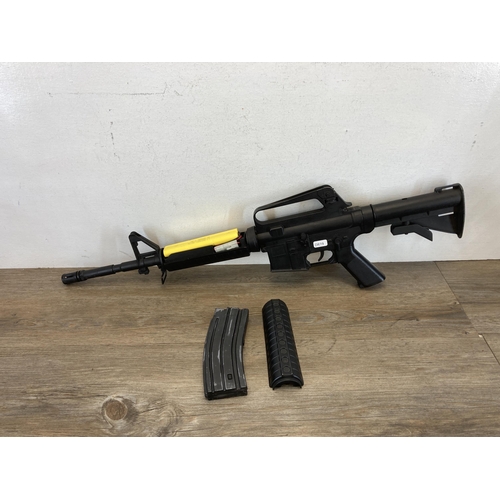 569 - An M16 assault rifle electric BB gun