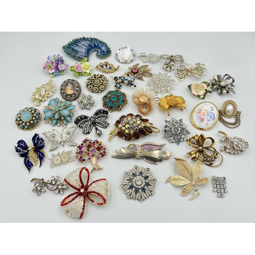 2419 - A collection of vintage brooches