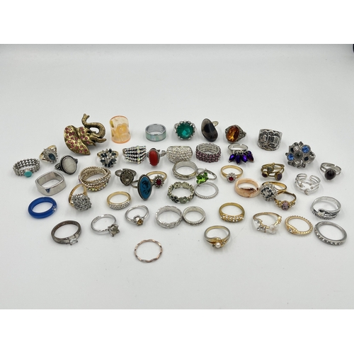 2422 - A collection of dress rings