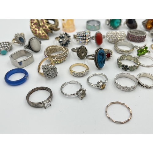 2422 - A collection of dress rings