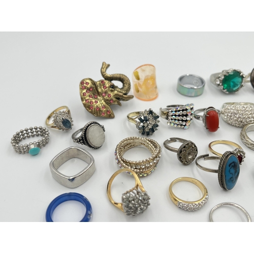 2422 - A collection of dress rings