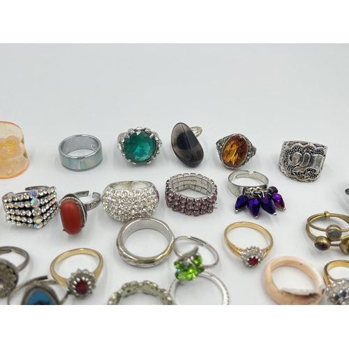 2422 - A collection of dress rings