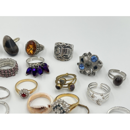 2422 - A collection of dress rings