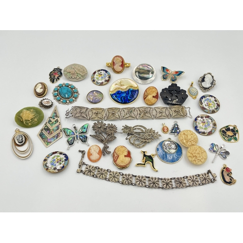 2423 - A collection of vintage brooches