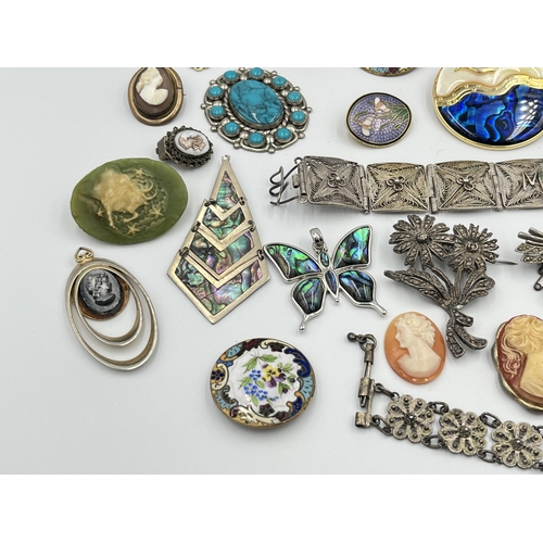 2423 - A collection of vintage brooches