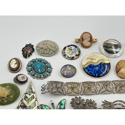 2423 - A collection of vintage brooches